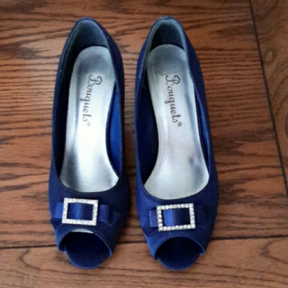 Satin peep-toe pumps